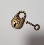 Zámeček lásky starožitného vzhledu 37 x 23 mm