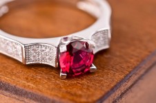 Stříbrný prsten s purpurovým kamínkem vel. 50