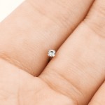Zahnutý piercing do nosu - titan, čirý kamínek 2 mm