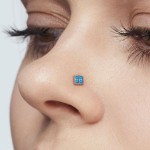 Zahnutý piercing do nosu, tyrkysové kamínky