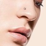 Zahnutý piercing do nosu - titan srdíčko, čirý kamínek [4]
