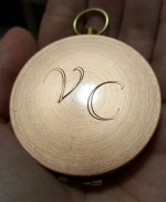 Měděný kompas v uzavíratelném kovovém pouzdru