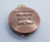 Měděný kompas v uzavíratelném kovovém pouzdru