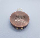 Měděný kompas v uzavíratelném kovovém pouzdru