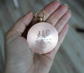 Měděný kompas v uzavíratelném kovovém pouzdru