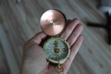 Měděný kompas v uzavíratelném kovovém pouzdru