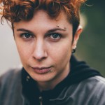 Piercing do obočí - kónus (fialová)