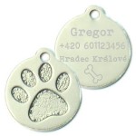 Hliníková psí známka tlapka malá (tmavě růžová)