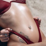 Obrácený piercing do pupíku s kytičkami, čiré zirkony