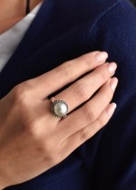 Stříbrný prsten s šedými krystaly Swarovski a bílou perlou 35021.3 [1]