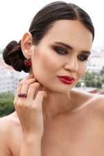 Stříbrný prsten s krystaly Swarovski červený 35031.3 cherry
