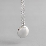 Stříbrný náhrdelník s kulatým přívěskem [1]