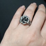 Ocelový prsten s ornamenty a růží [6]