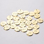 Drobný ocelový přívěsek - kolečko - iniciála Q