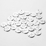 Drobný ocelový přívěsek - kolečko - iniciála E