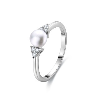Stříbrný prsten s perlou (52)