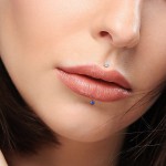 Piercing labreta chirurgická ocel s bílým opálem (0,8 x 6 x 2 mm)