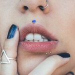 Piercing labreta chirurgická ocel s modrým opálem (1,2 x 6 x 2 mm)