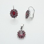 Stříbrný set s granáty náušnice + přívěsek