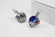 Stříbrný pietní náhrdelník - Modré Swarovski srdce s růží a motýlem