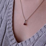 Stříbrný náhrdelník s rudým pravým kamenem 12078.3 garnet