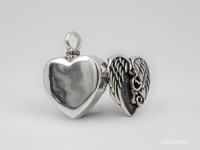 Stříbrný pietní náhrdelník s prostorem pro obrázek - Srdce s andělskými křídly a visací kočičkou