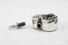 Stříbrný pietní náhrdelník s prostorem pro obrázek - Srdce s andělskými křídly a visací kočičkou