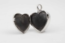 Stříbrný pietní náhrdelník s prostorem pro obrázek - Srdce s andělskými křídly a visací kočičkou