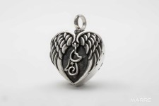 Stříbrný pietní náhrdelník s prostorem pro obrázek - Srdce s andělskými křídly a visací kočičkou