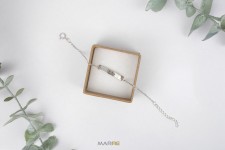 Dámský stříbrný náramek s destičkou