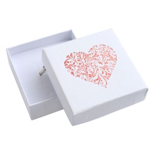 Bílá dárková krabička na soupravu šperků s ornamentálním srdcem