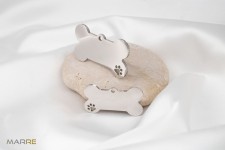 Ocelová psí známka ve tvaru kosti s tlapičkou L