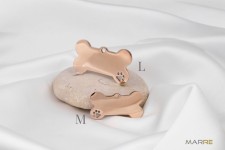 Ocelová psí známka ve tvaru kosti s tlapičkou růžovozlatá M