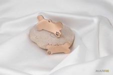 Ocelová psí známka ve tvaru kosti s tlapičkou růžovozlatá M