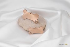 Ocelová psí známka ve tvaru kosti s tlapičkou růžovozlatá M