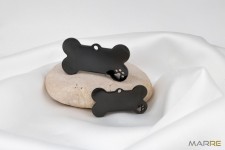 Ocelová psí známka ve tvaru kosti s tlapičkou černá