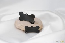 Ocelová psí známka ve tvaru kosti s tlapičkou černá M