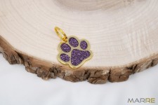 Třpytivá známka ve tvaru tlapky fialová