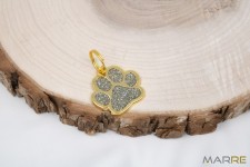 Třpytivá známka ve tvaru tlapky stříbrná