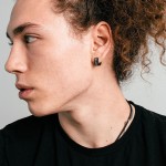 Černé ocelové náušnice s křížkovým dekorem